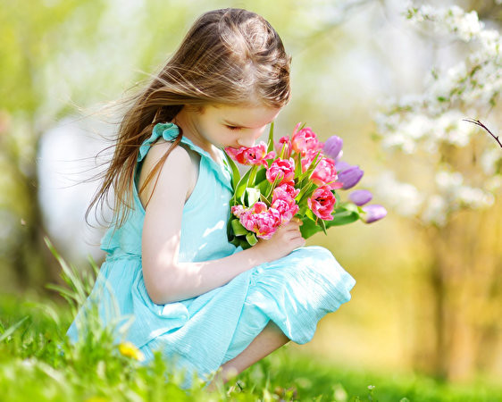 La Petite Fille Au Bouquet De Fleur