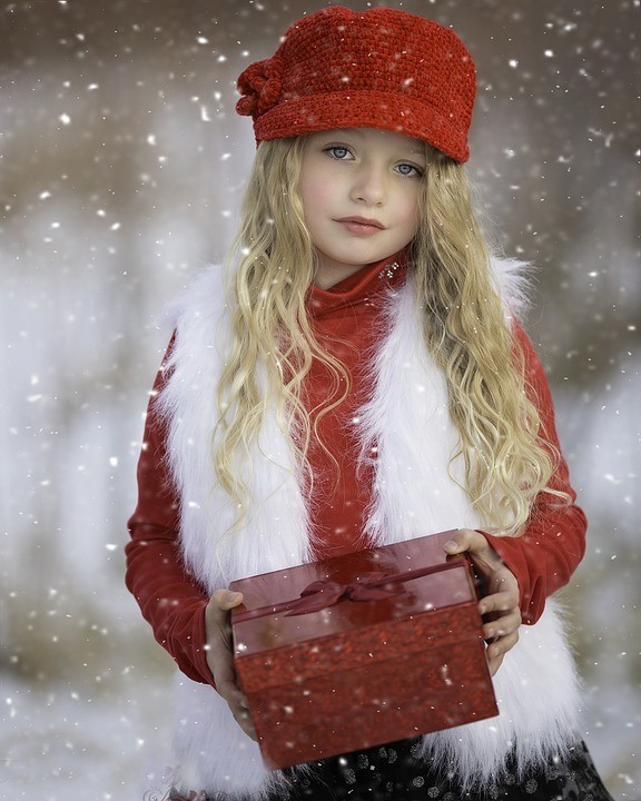 Une petite fille sous la neige