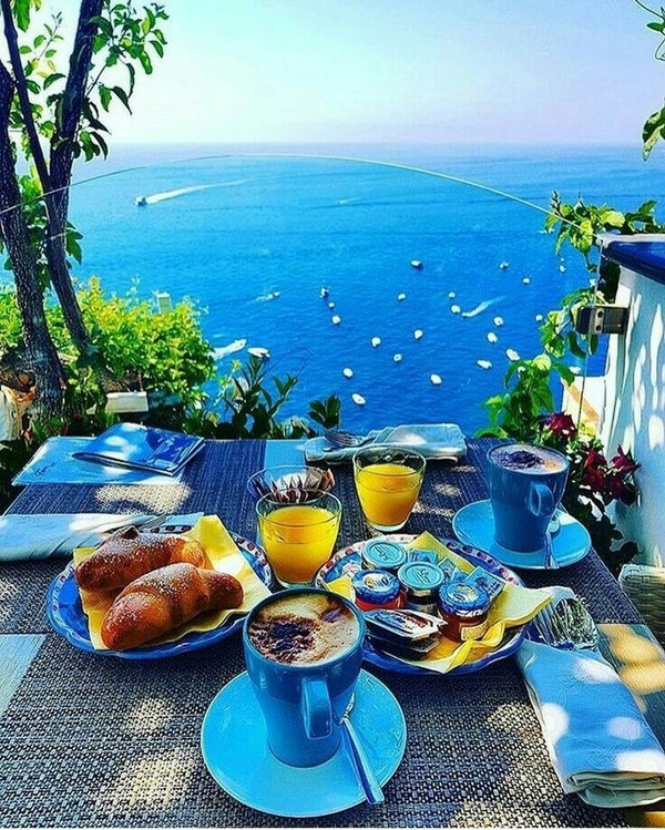 Petit café en regardant la mer