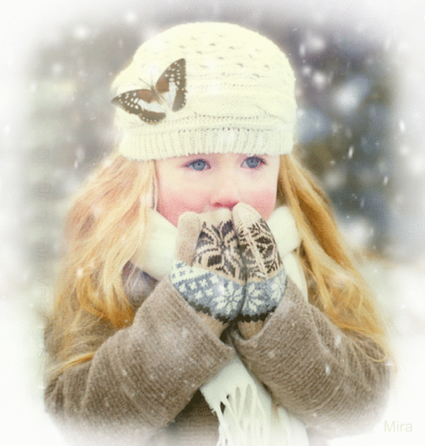 Une petite fille sous la neige