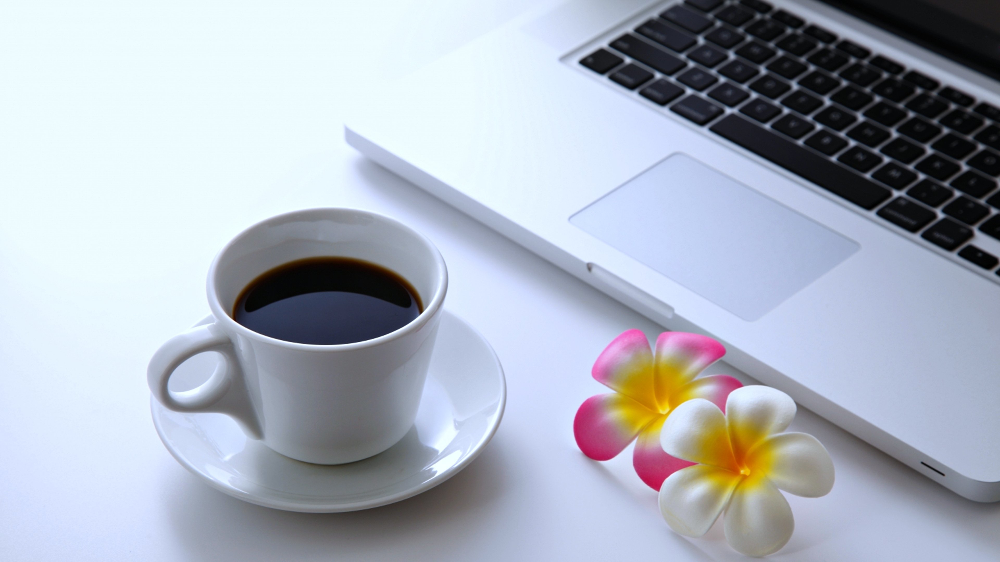 Petit café devant le clavier
