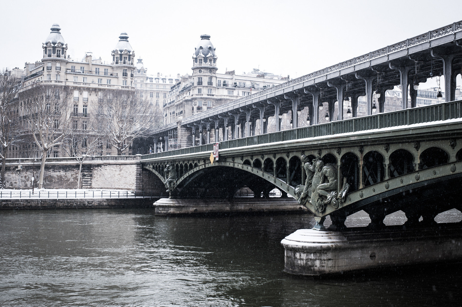 Le pont Mirabeau sous la neige Paris