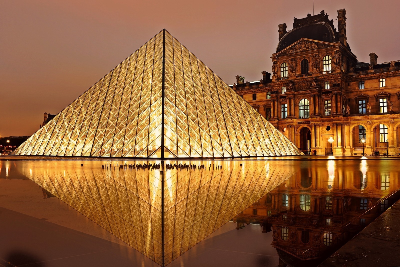 La Pyramide Du Louvre Paris