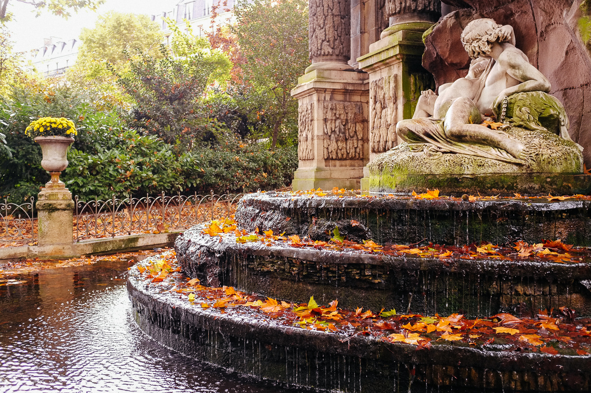Fontaine en automne Jardin du Luxembourg Paris