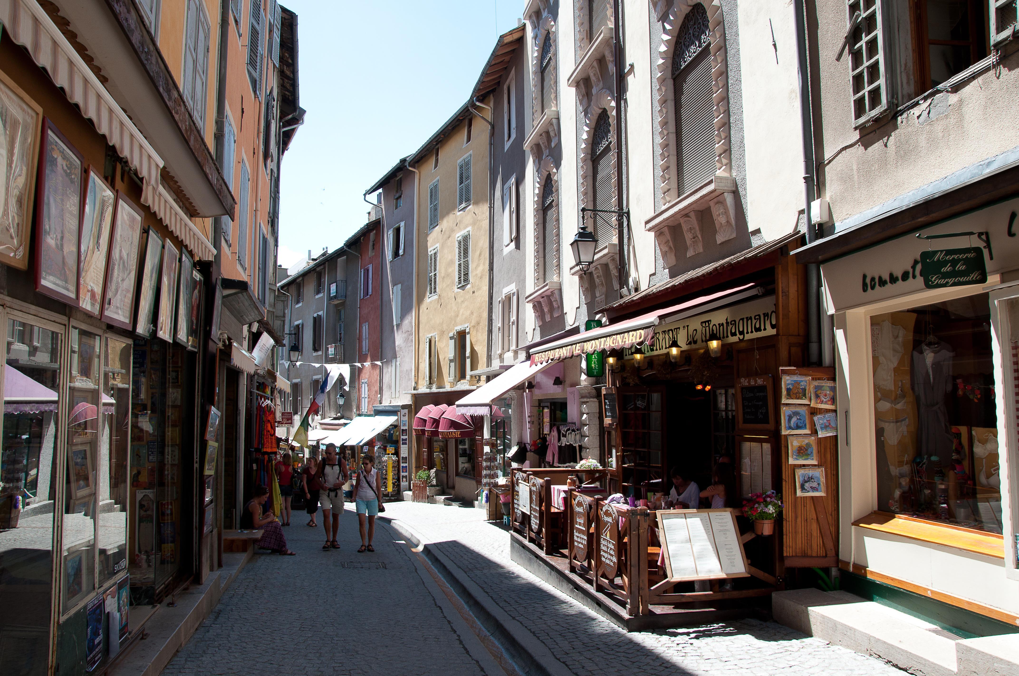 Rue de la vieille ville de Briançon Hautes Alpes